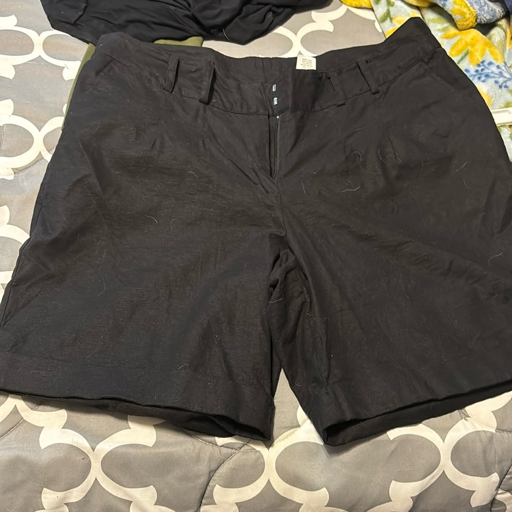 Black Bermuda shorts with pockets, worn gently